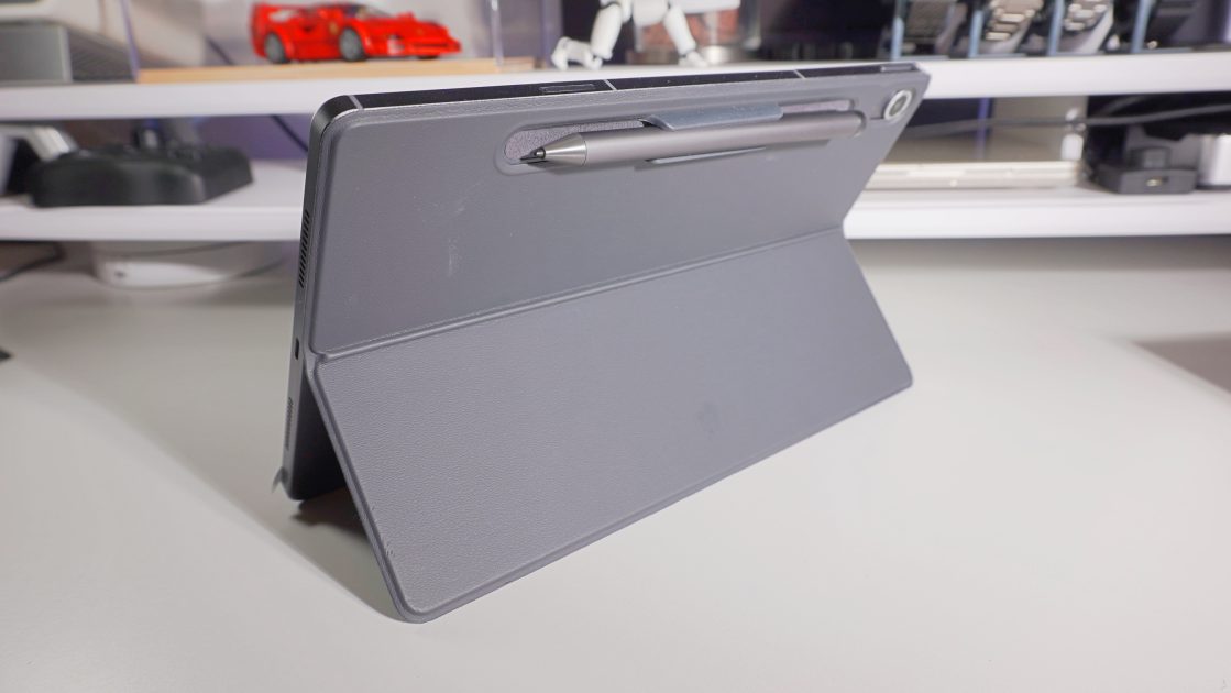 BEKOQURD T4の背面カバーはキックスタンドになる