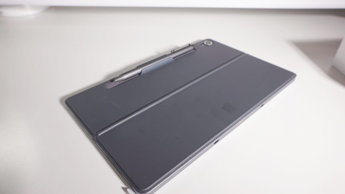 背面カバーにスタイラスペンを取り付けることができる