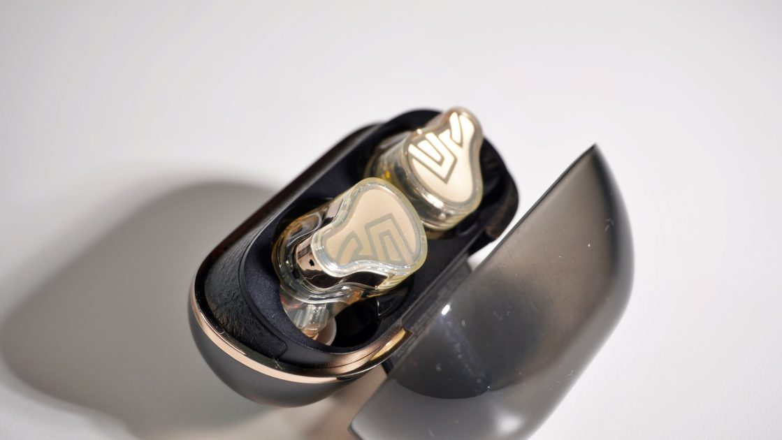 SOUNDPEATS H3の充電ケースに収められたワイヤレスイヤホン