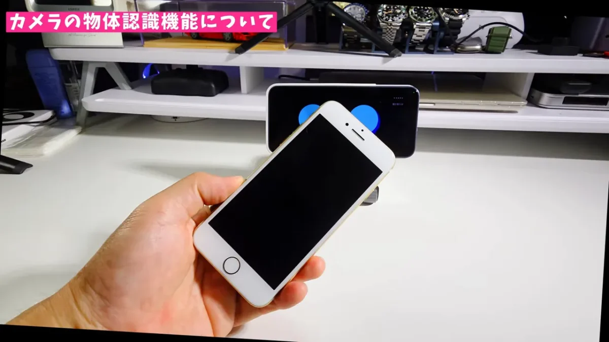 手に持ったスマホをLOOIに見せて物体認識デモを行う様子